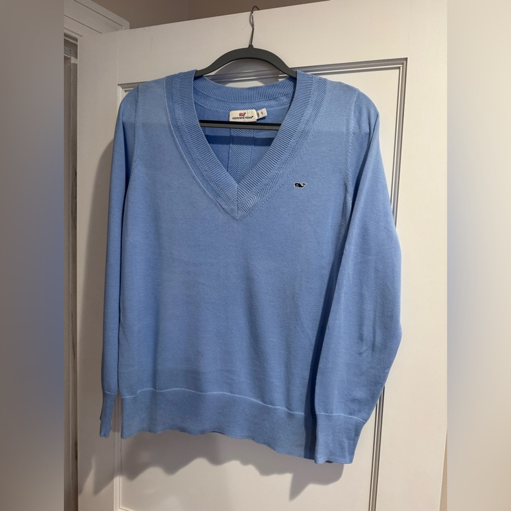Vineyard vines women’s long sleeve v neck sweater in size small. Worn once.